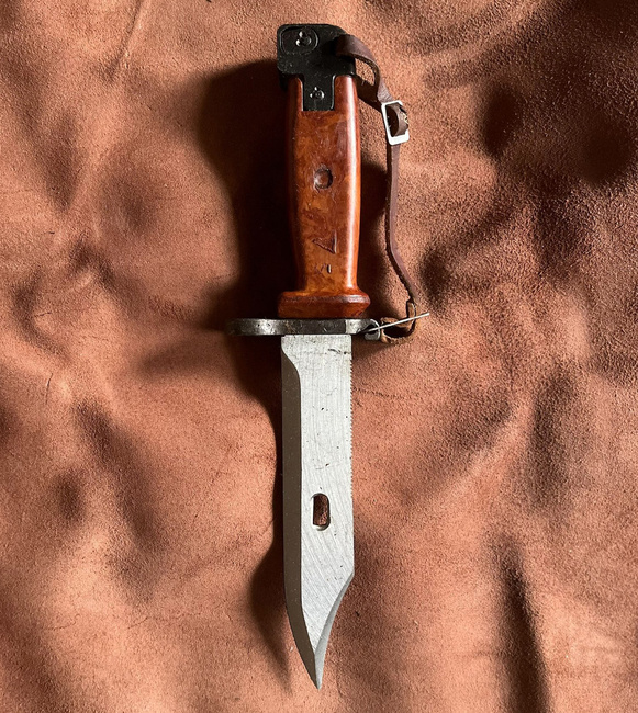 BAYONET, MILITARY PARATROOPER KNIFE - V1 - WITH SHEATH - MILITARY SURPLUS FROM ROMANIAN ARMY - IN GOOD CONDITION