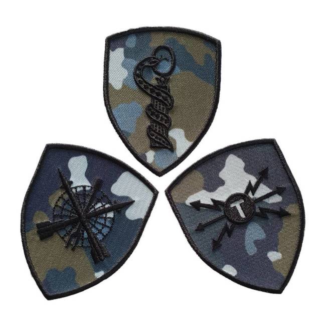 EMBLEMA SEMN DE ARMA MANECA SCUT - COMUNICATII SI INFORMATICA - BRODATA PE SUPORT COMBAT CAMUFLAJ FORTE AERIENE CU FIR NEGRU