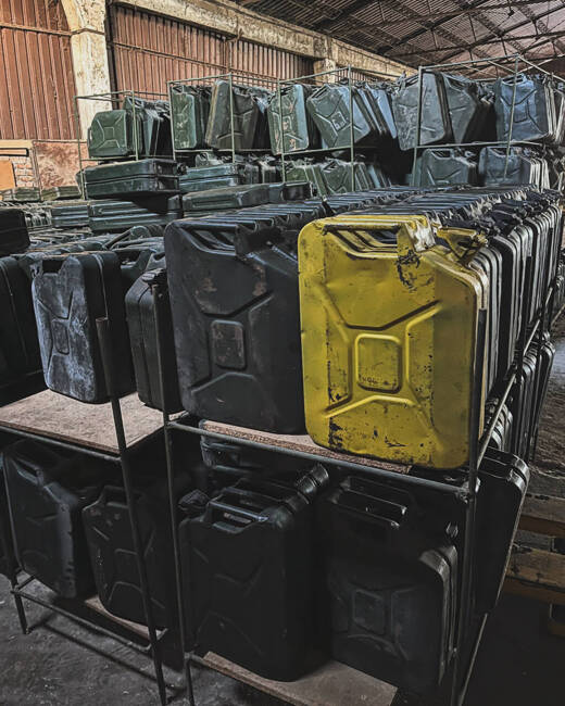 METAL JERRY CAN CANISTER - 20 L - MILITARY SURPLUS ROMANIAN ARMY - GOOD CONDITION