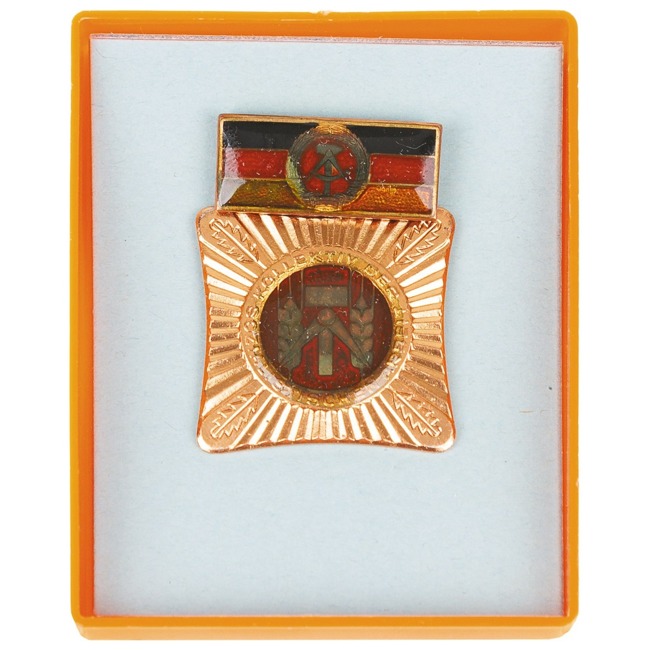 NVA metal badge, like new, "Sozial. Arbeiten, Lernen und Leben"